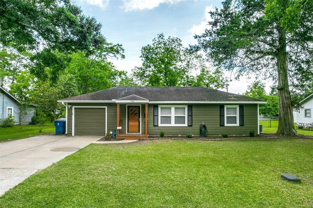 708 Alice St, Sweeny, TX 77480