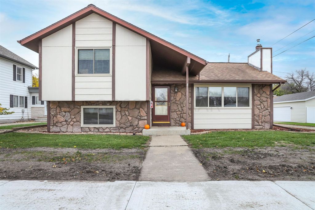 340 7th St NW, Valley City, ND 58072