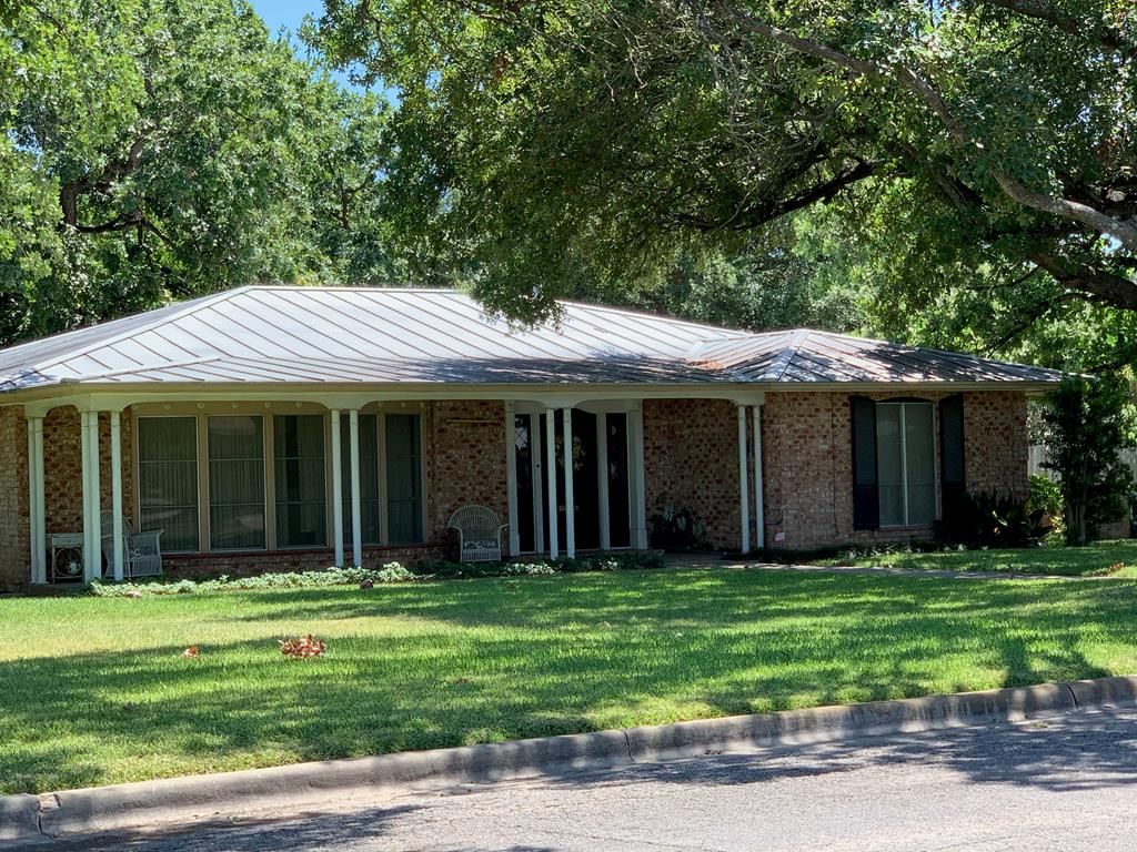 921 E  Maple St, Uvalde, TX 78801