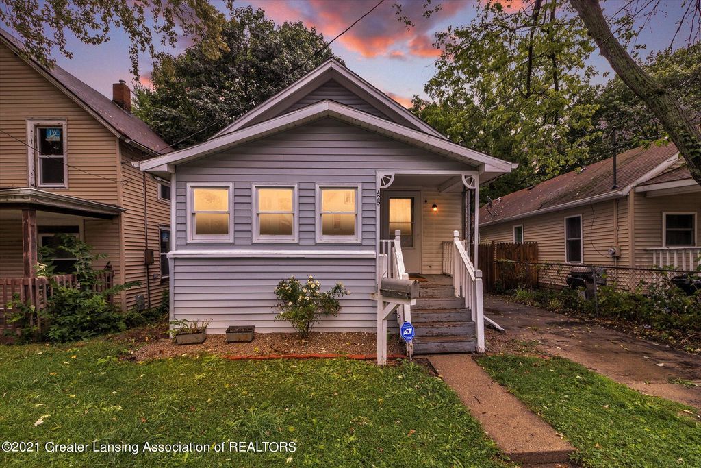 425 S Fairview Ave, Lansing, MI 48912