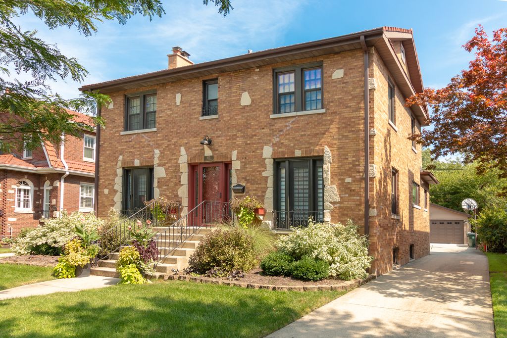 1633 Courtland Ave, Park Ridge, IL - 3 Bed, 2 Bath Single-Family Home 1633 Courtland Ave, Park Ridge, IL - 3 Bed, 2 Bath Single-Family Home