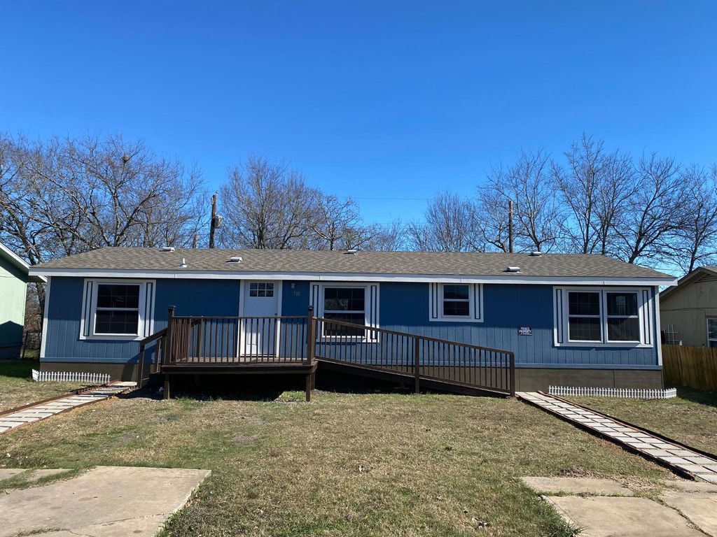 510 Lenora Dr, Taylor, TX 76574