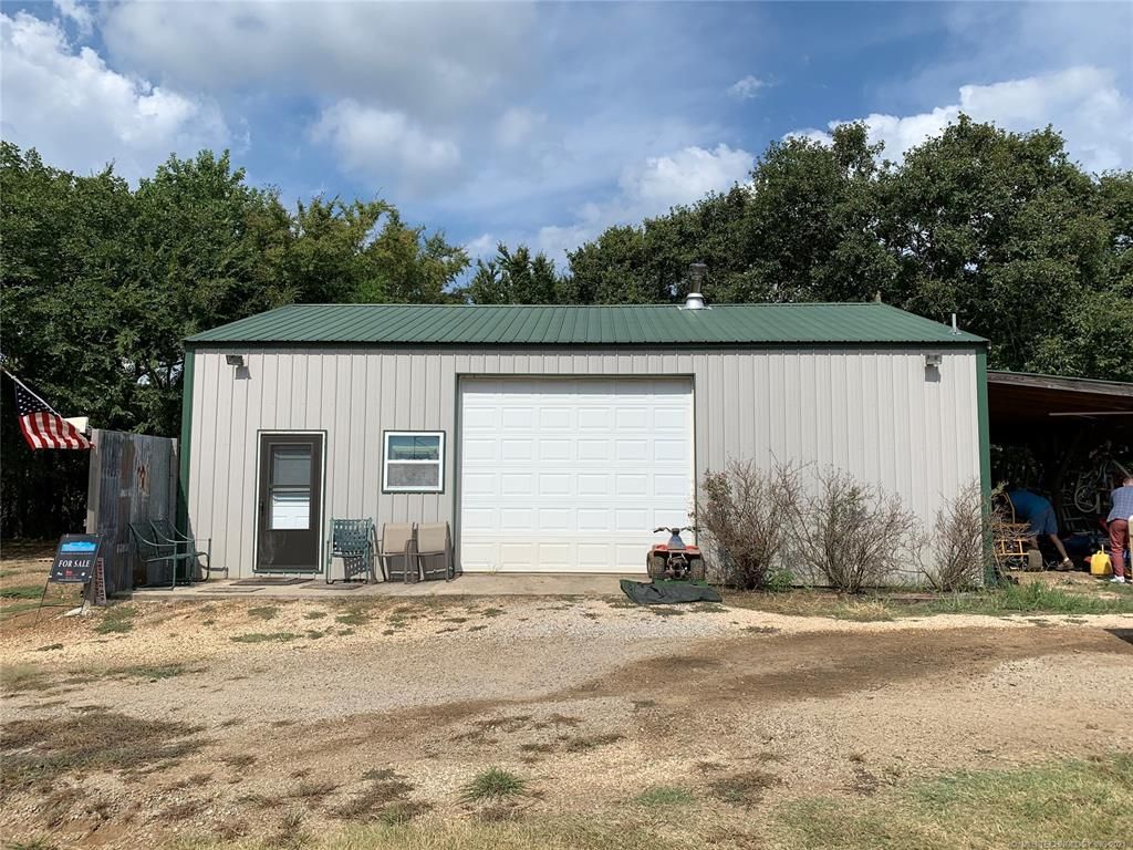 14893 Holly Rd, Henryetta, OK 74437