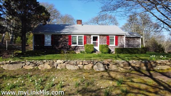 135 Middle Rd, Vineyard Haven, MA 02535