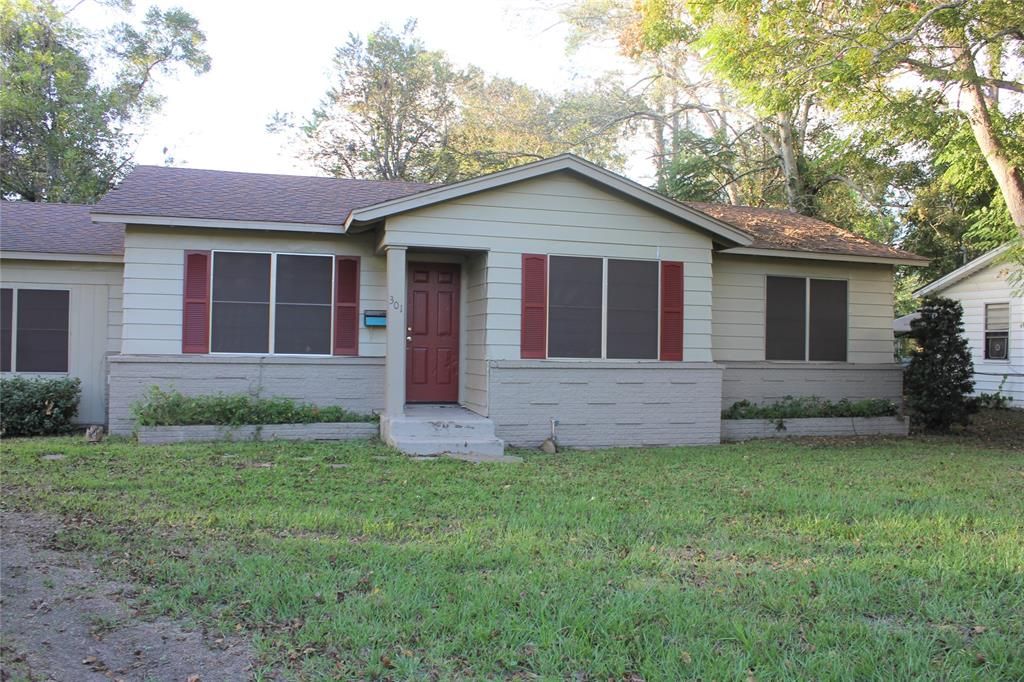301 Avenue B, Sweeny, TX 77480