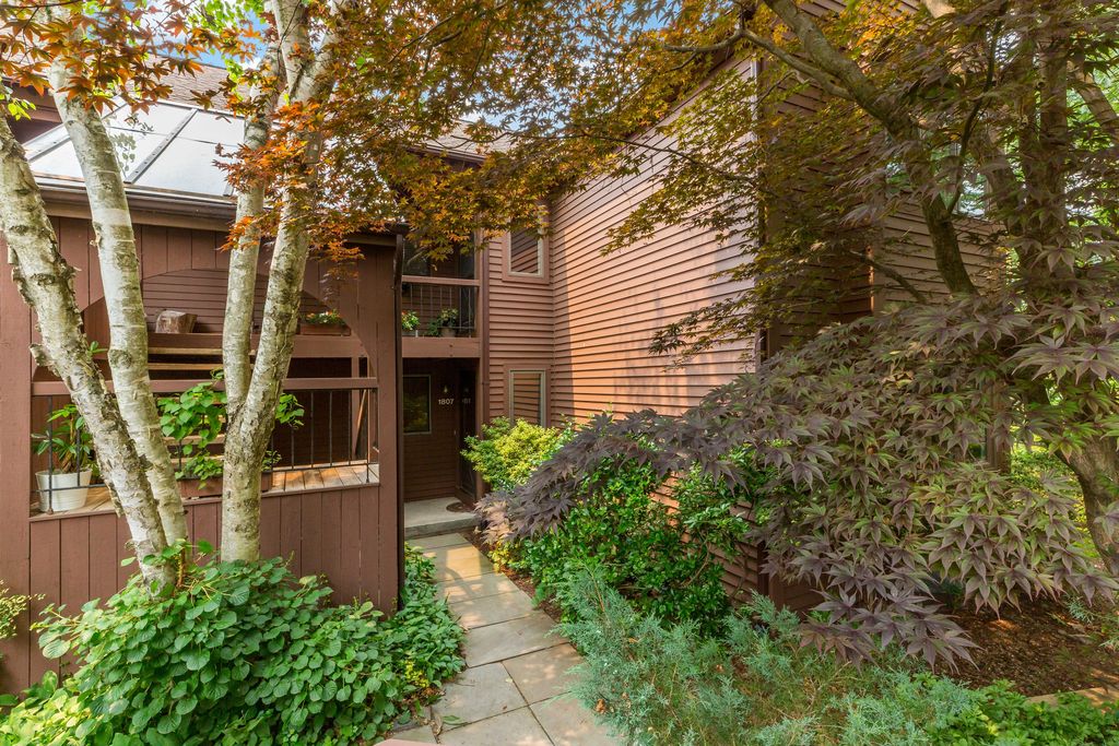 1807 Eagle Bay Dr, Ossining, NY 10562