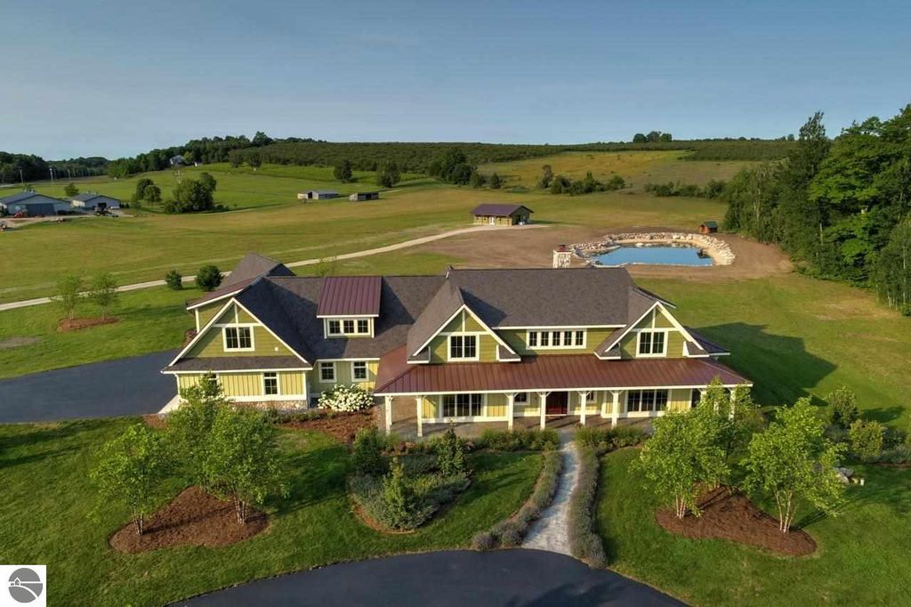 7605 E Kolarik Rd, Northport, MI 49670
