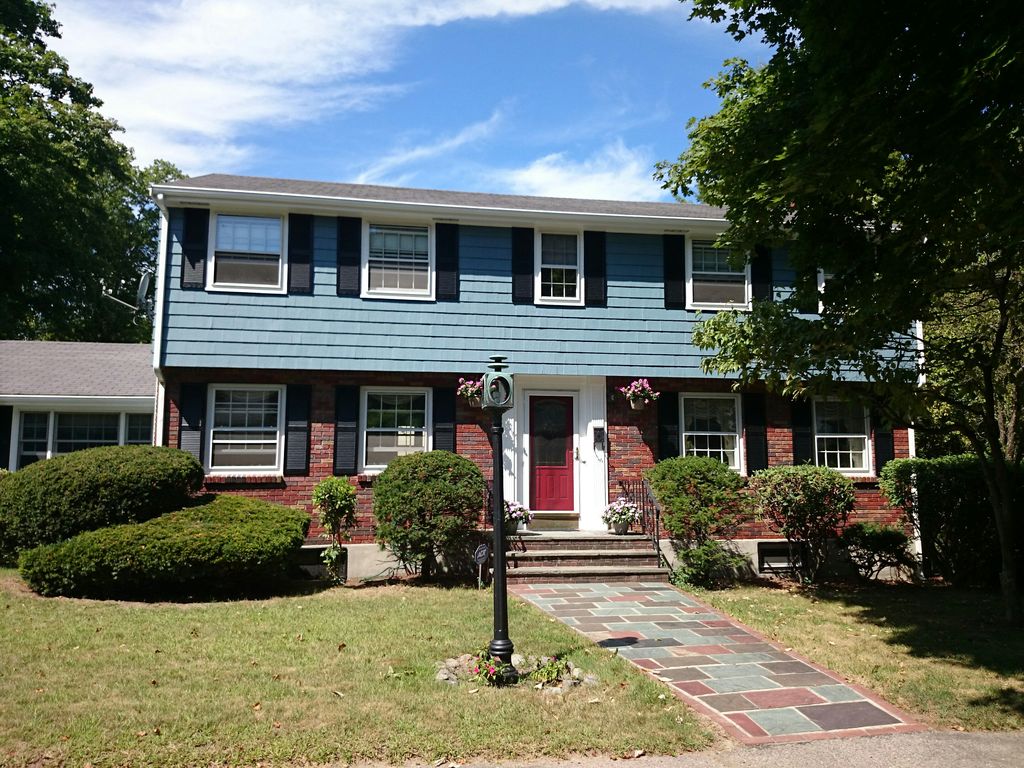 8 Crest St, West Roxbury, MA 02132