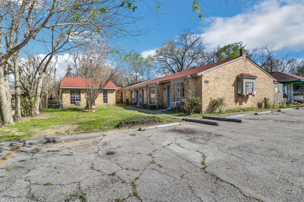 6815 Beachwood St #4, Houston, TX 77021