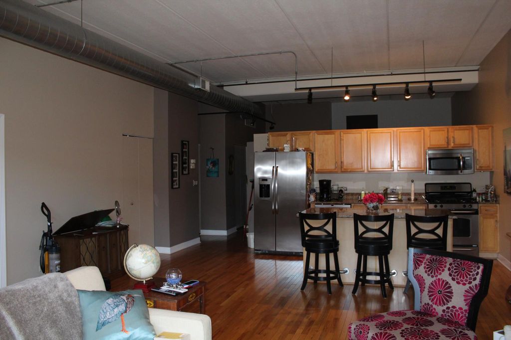 1635 W Belmont Ave, Chicago, IL 60657