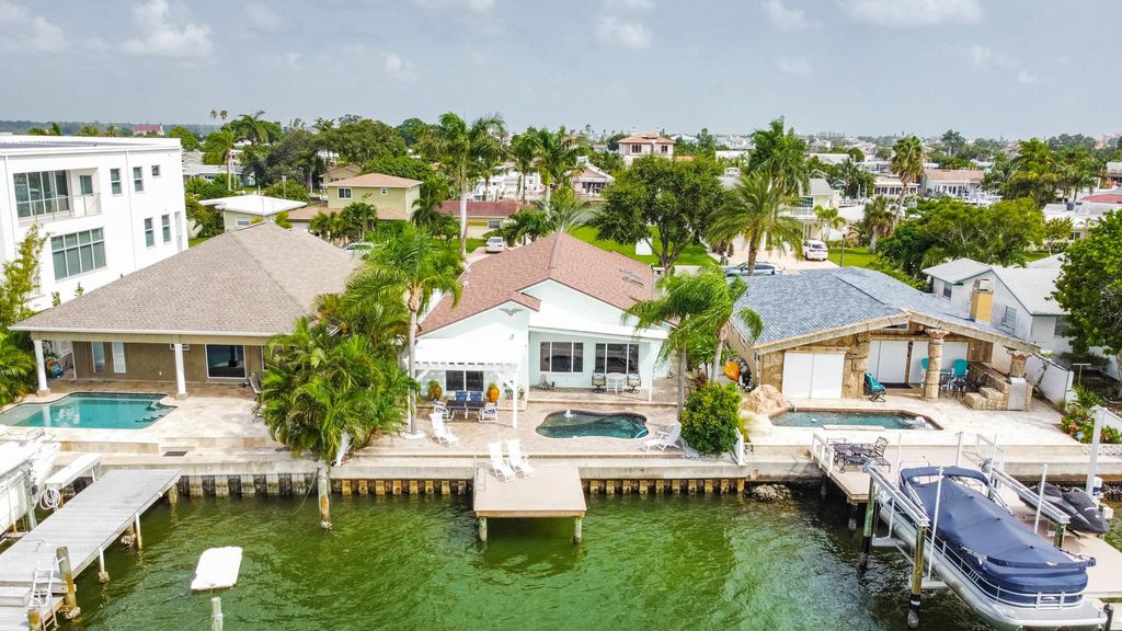 112 Wall St, Redington Shores, FL 33708
