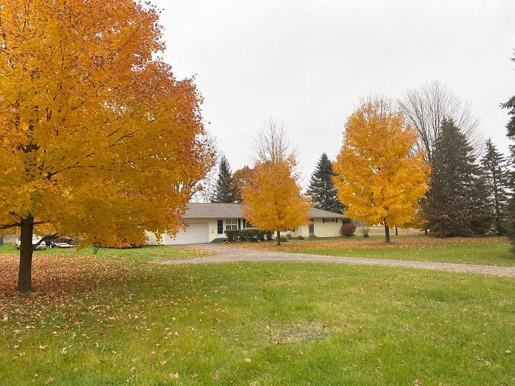 6143 Wolf Lake Rd, Jackson, MI 49201