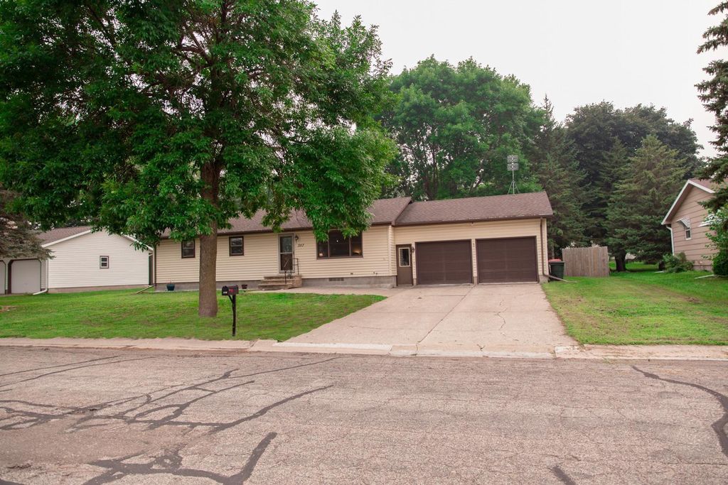357 1st St E, Gaylord, MN 55334