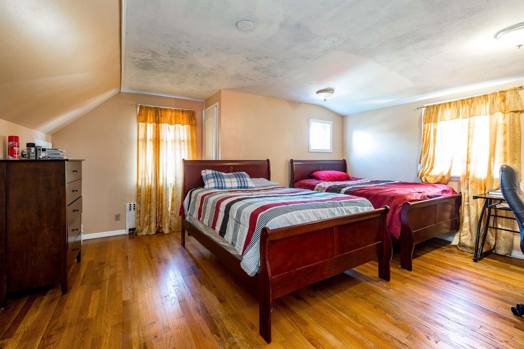 189 Broadway, Valley Stream, NY 11580 4 Bed, 3 Bath SingleFamily