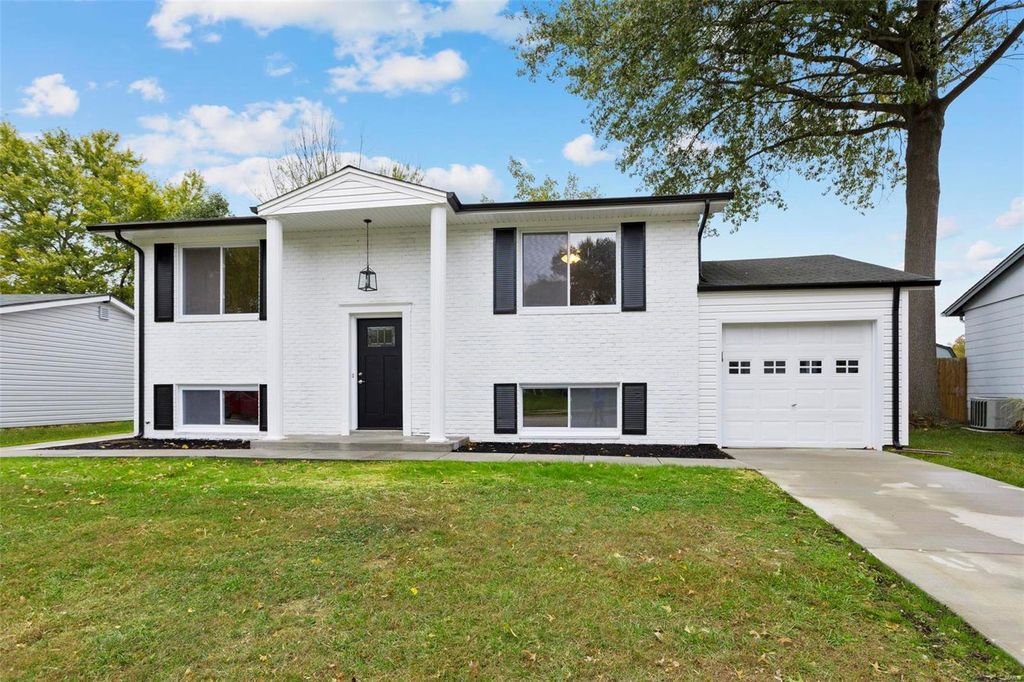 1420 San Miguel Ln, Fenton, MO 63026
