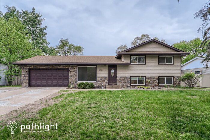 10332 Hollywood Blvd NW, Coon Rapids, MN 55433
