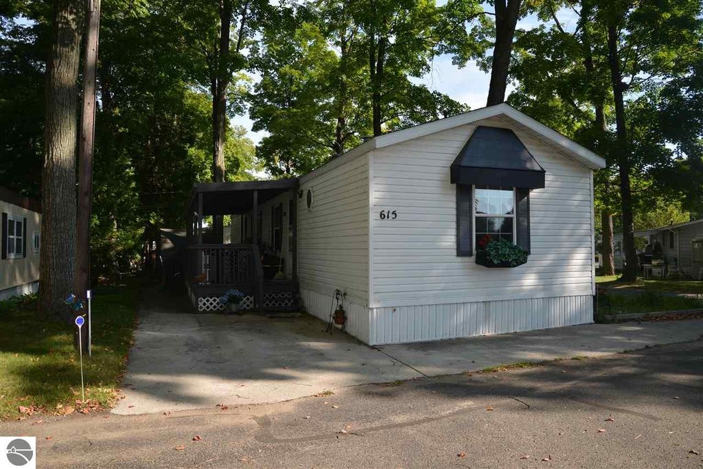 615 Maplewood St, Elk Rapids, MI 49629