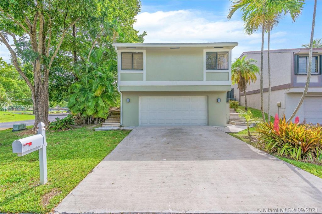 21801 SW 98th Pl, Miami, FL 33190