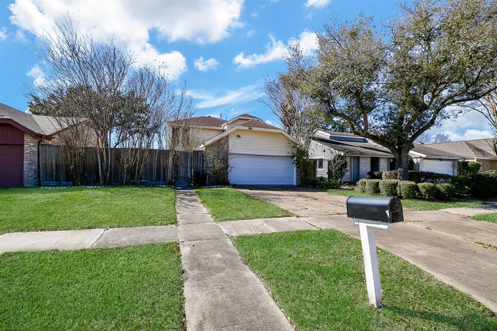 12110 Meadow Valley Ln, Meadows Place, TX 77477