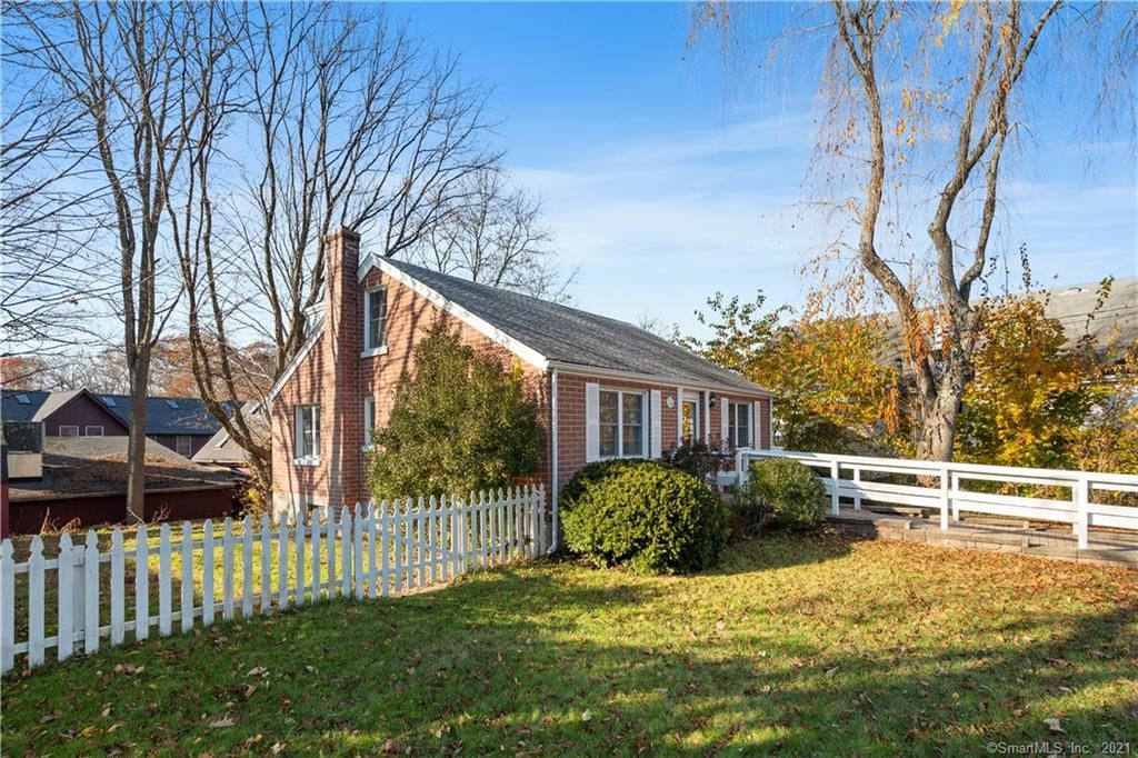 14 Westbrook Rd, Centerbrook, CT 06409