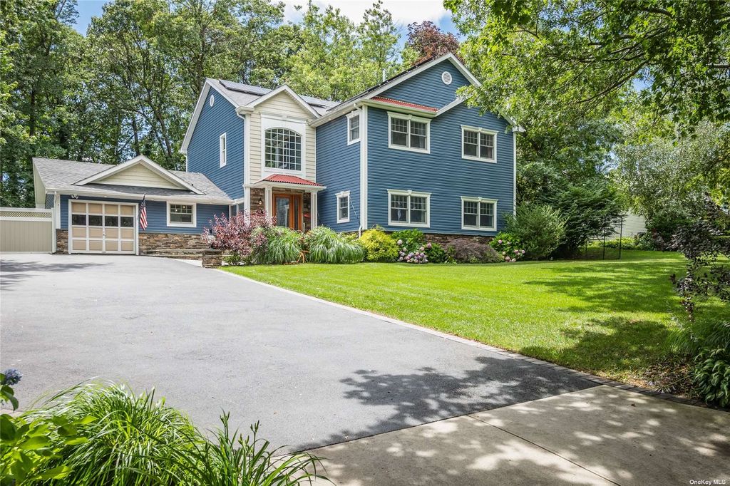 33 Cross Bow Ln, Commack, NY 11725