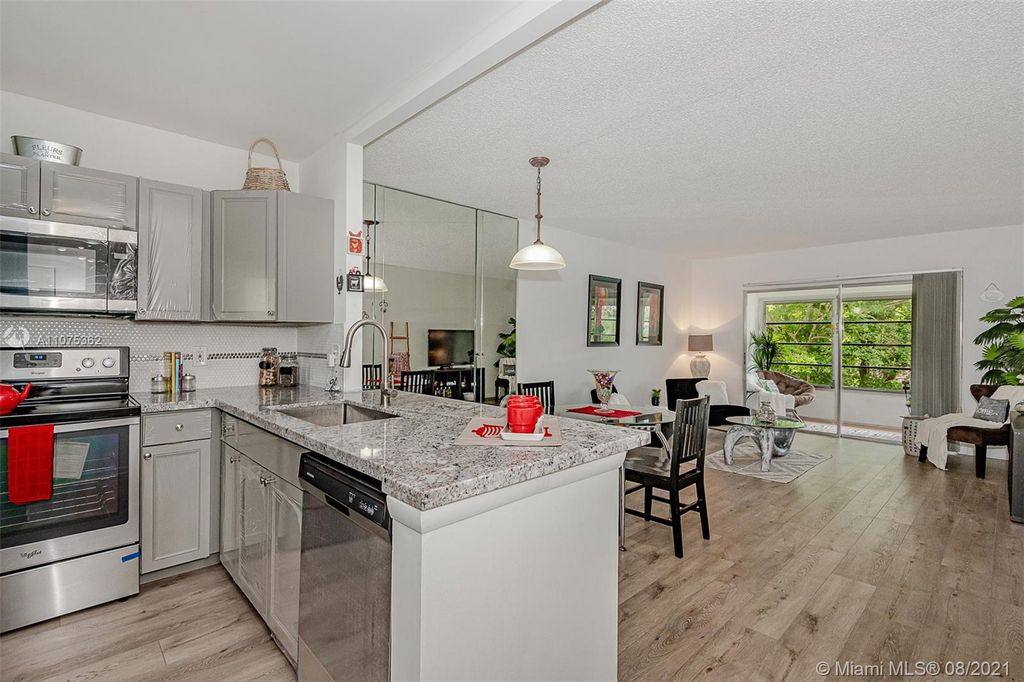 5102 NW 36th St #611, Lauderdale Lakes, FL 33319