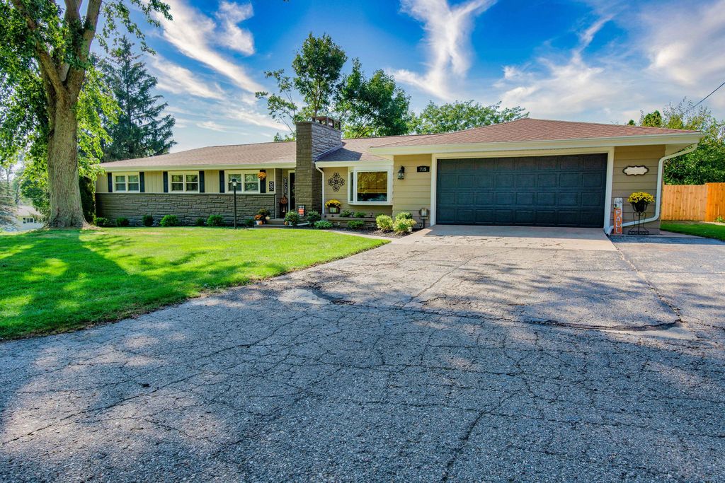 715 Wright St, Jonesville, MI 49250