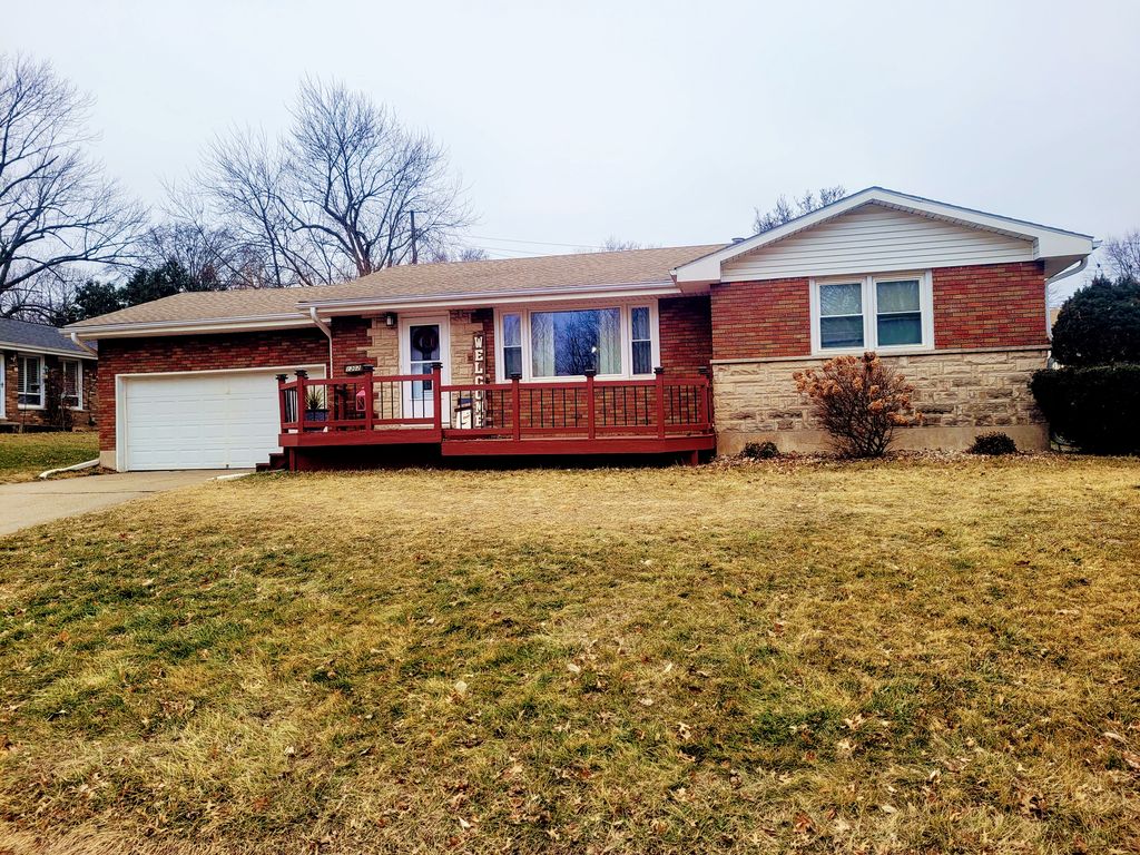 1302 Emerald Dr, Quincy, IL 62301