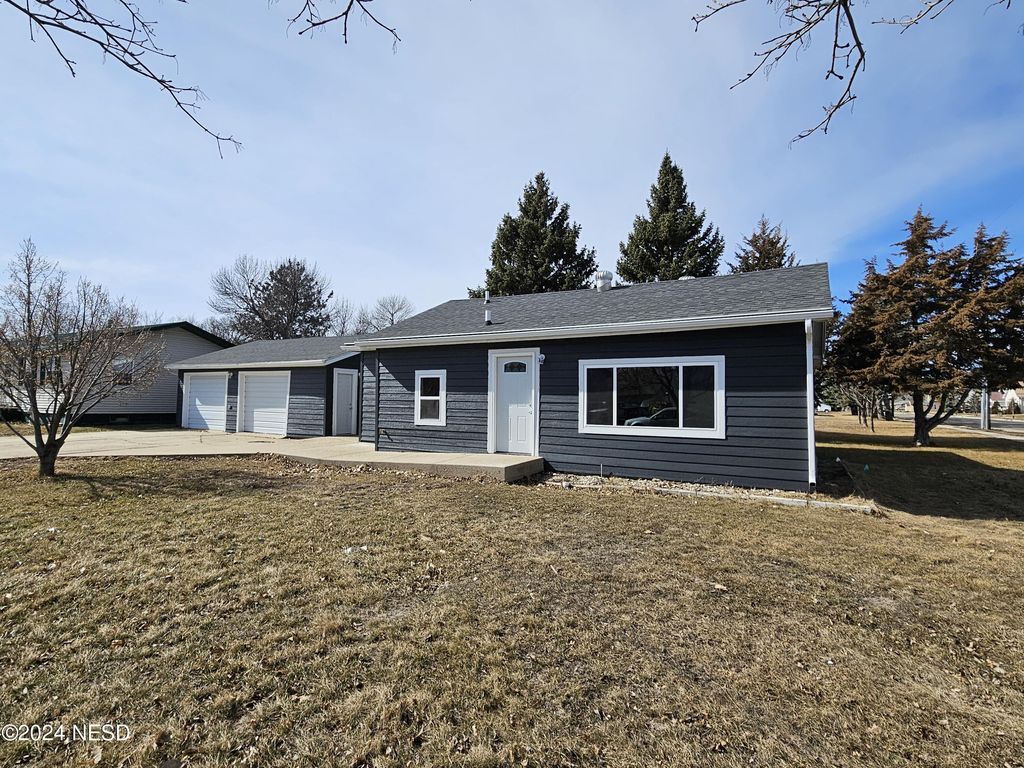 219 11th St NW, Watertown, SD 57201