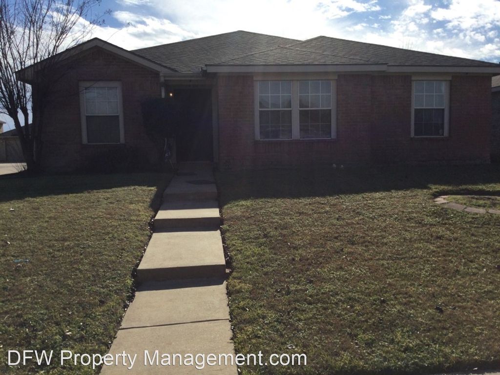 2400 Mallory Ln, Lancaster, TX 75134