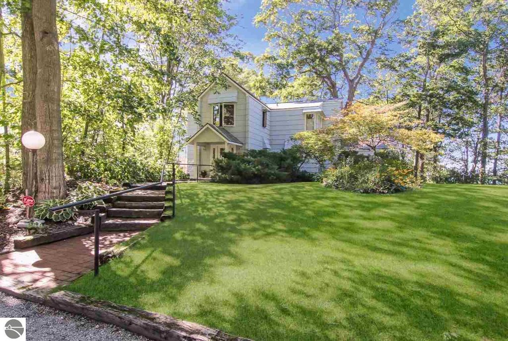 220 S Manitou Trl, Lake Leelanau, MI 49653