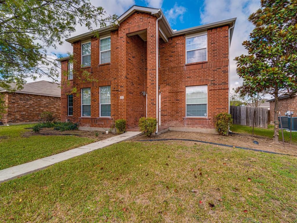 717 Princeton Dr, Desoto, TX 75115