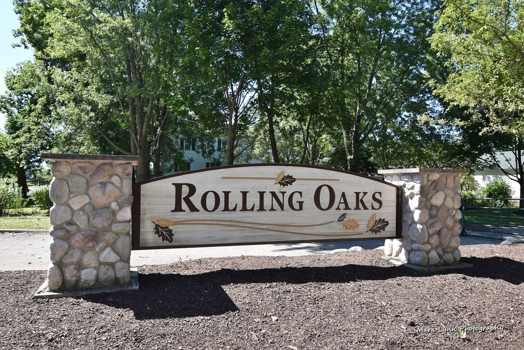 305 Rolling Oaks Dr, Burlington, IL 60109