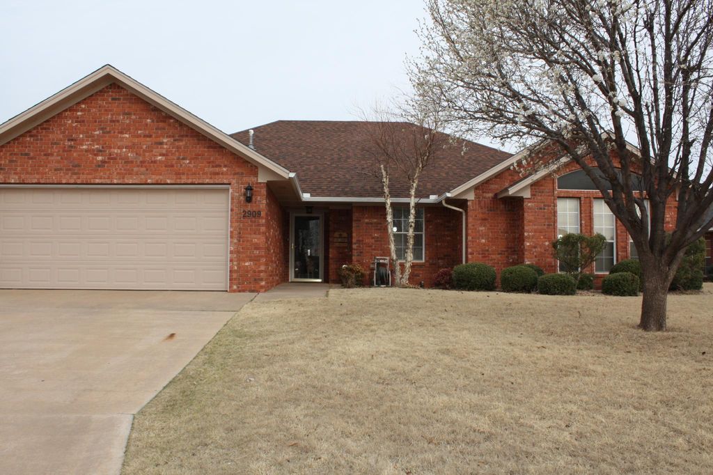 2909 N Towne Dr, Altus, OK 73521