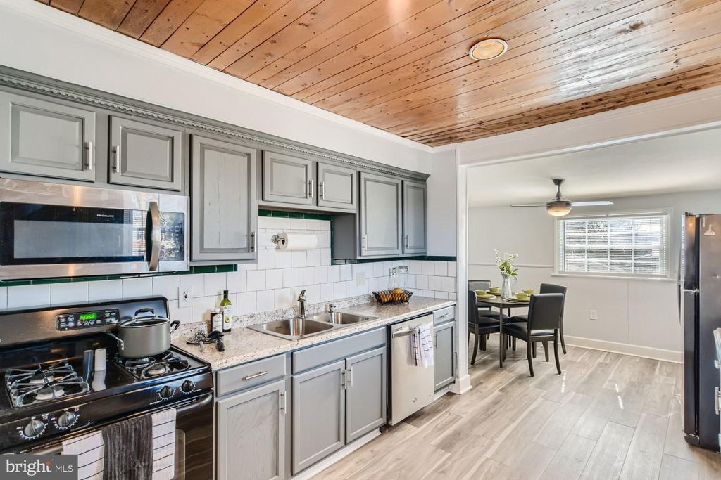 2807 Oak Grove Ave, Baltimore, MD 21227