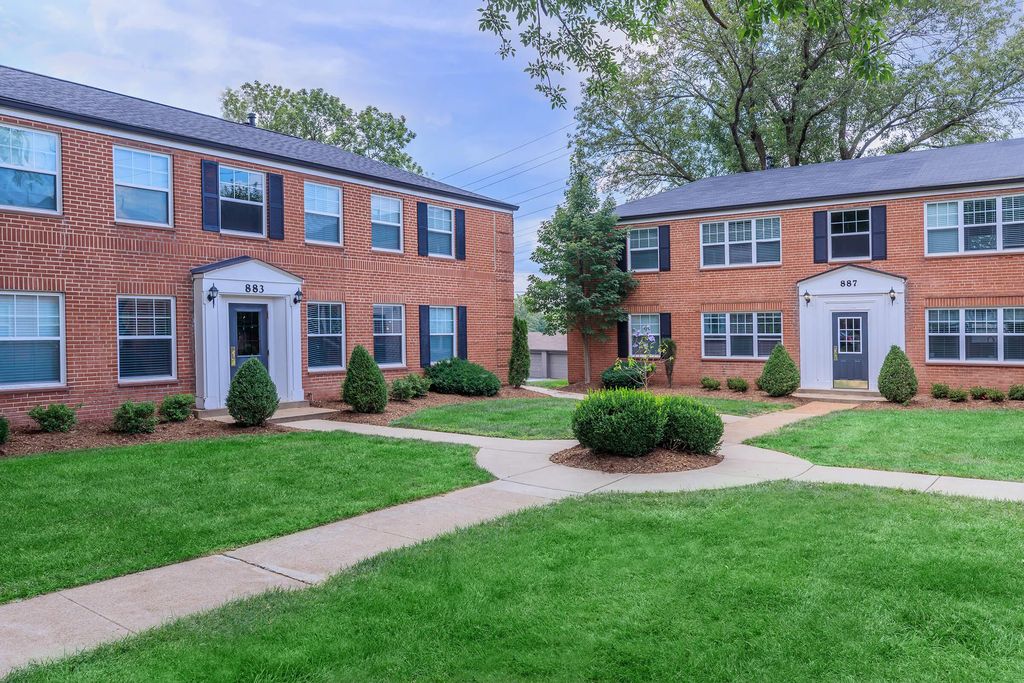 633 N McKnight Rd, Saint Louis, MO 63132