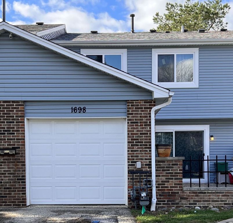 1698 Islandview Ct, Hoffman Estates, IL 60169