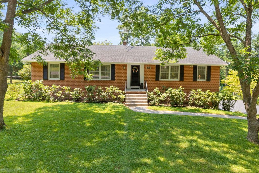 303 Sutton Pl, Blacksburg, VA 24060