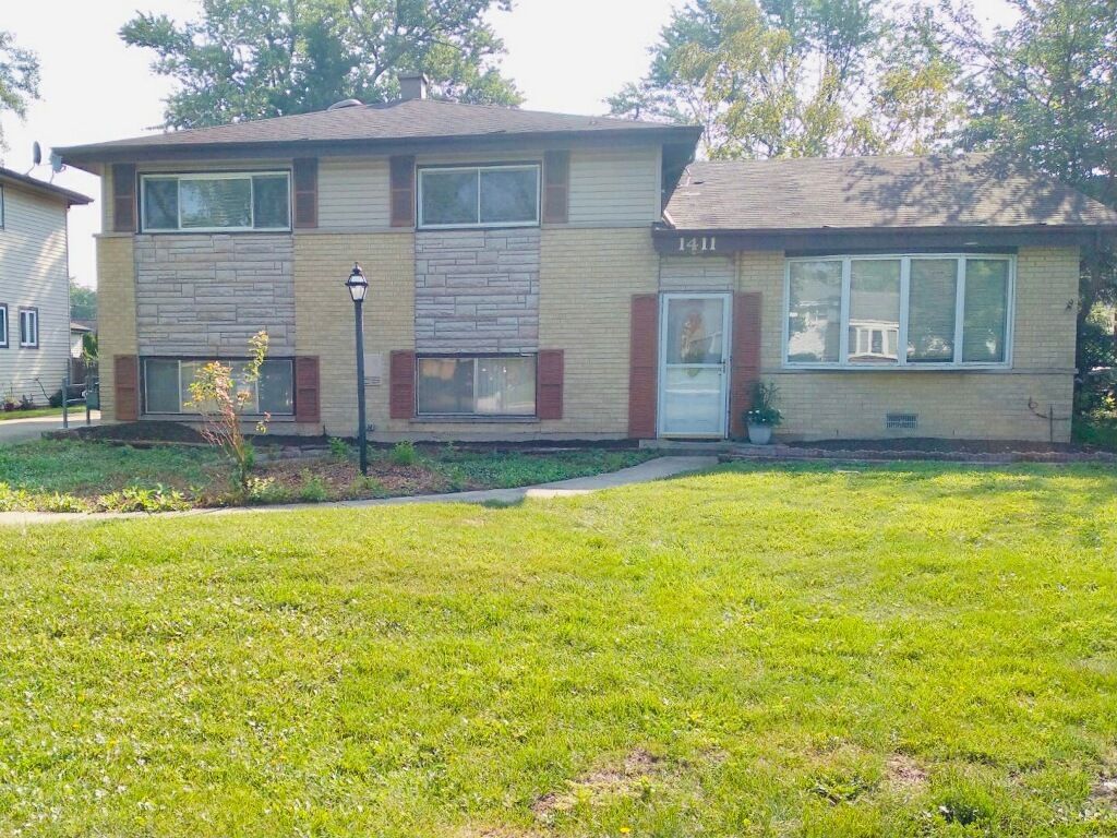 1411 N Burning Bush Ln, Mount Prospect, IL 60056