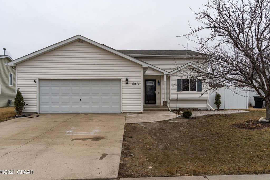 5273 9th Ave N, Grand Forks, ND 58203