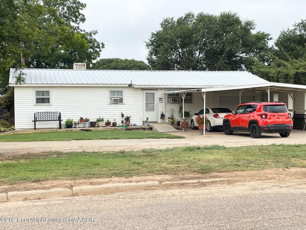 300 Western Cir, Dimmitt, TX 79027
