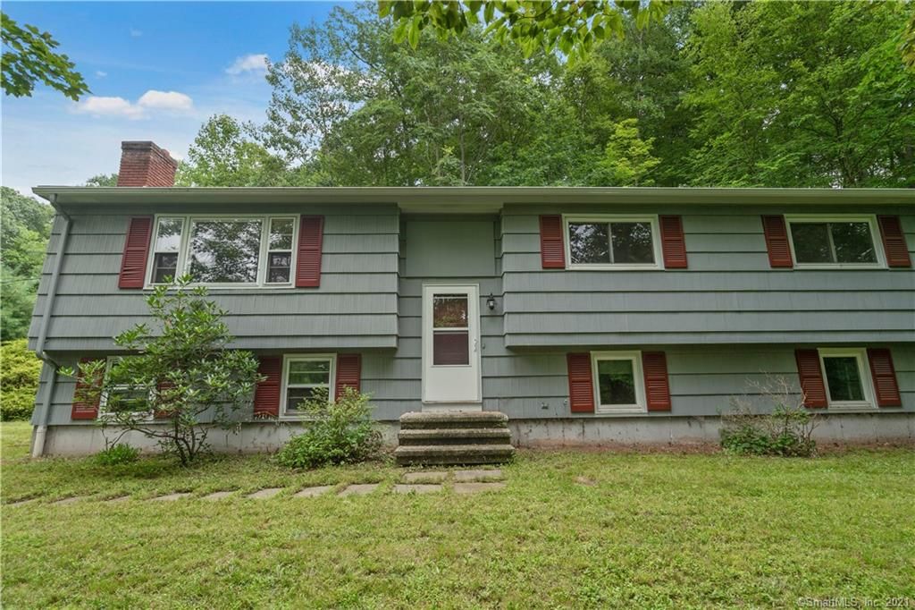 64 Darley Dr, Hamden, CT 06518