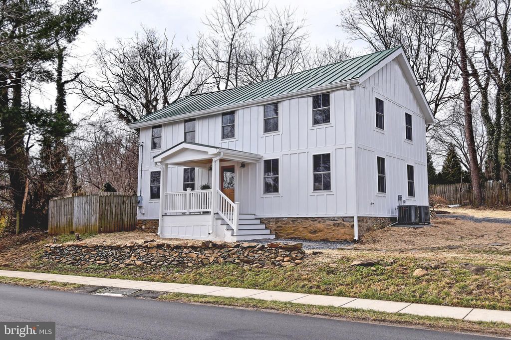 36 Main St, Round Hill, VA 3 Bed, 3 Bath SingleFamily Home 53