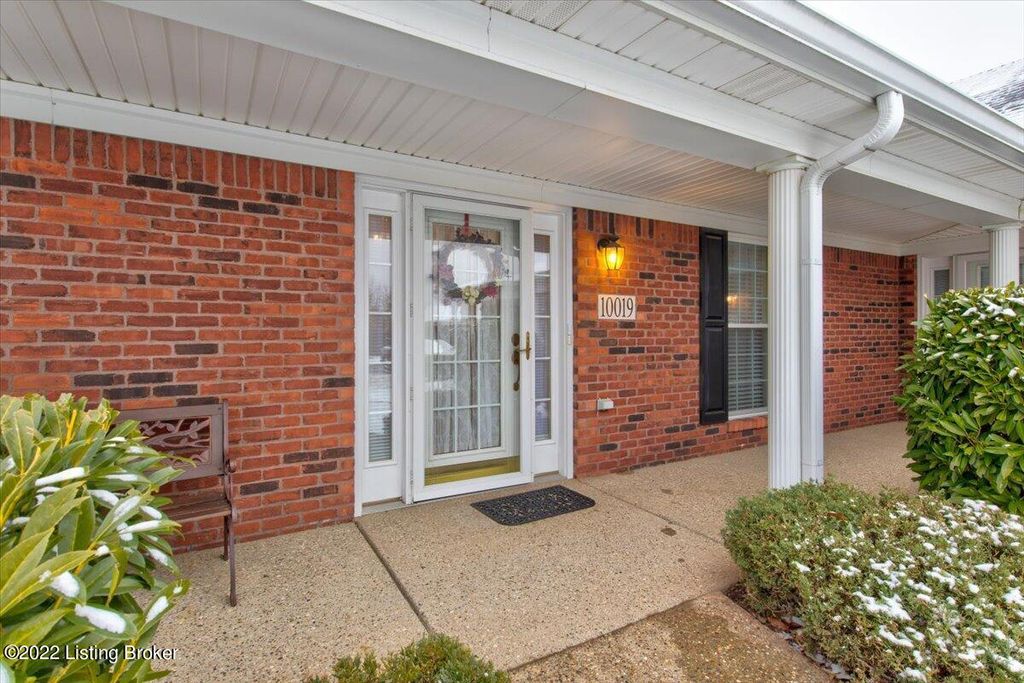10019 Chenoweth Vista Way, Louisville, KY 40299