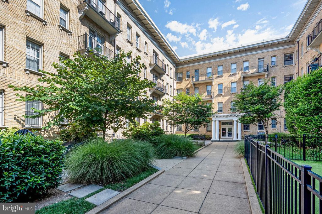 Dsw Columbia Heights DSW Owner Capitalizes