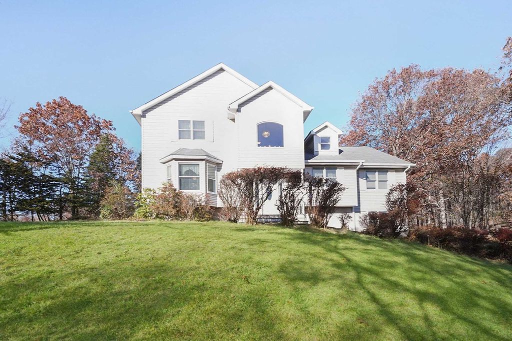 140 Charwill Dr, Clinton Corners, NY 12514 3 Bed, 2 Bath Single