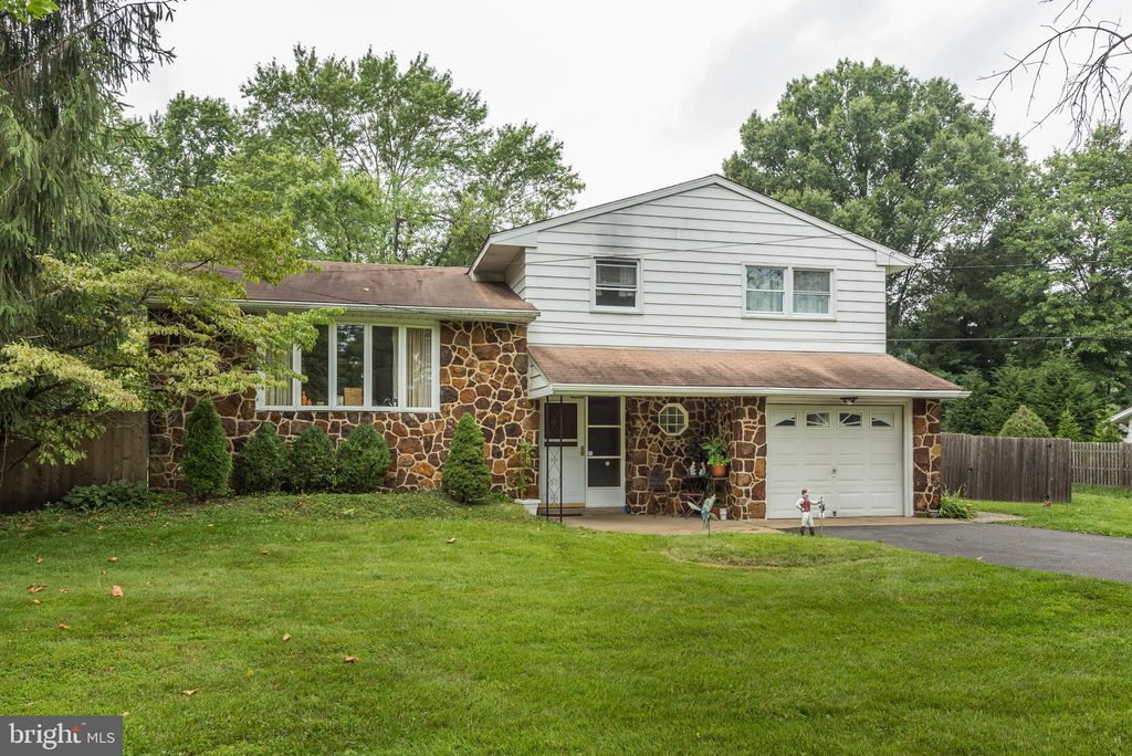 4329 Bridgeboro Rd, Moorestown, NJ 08057