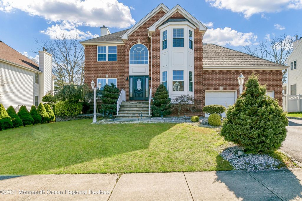 39 Violet Cir, Howell, NJ 07731 - 3 Bed, 3 Bath Single-Family Home