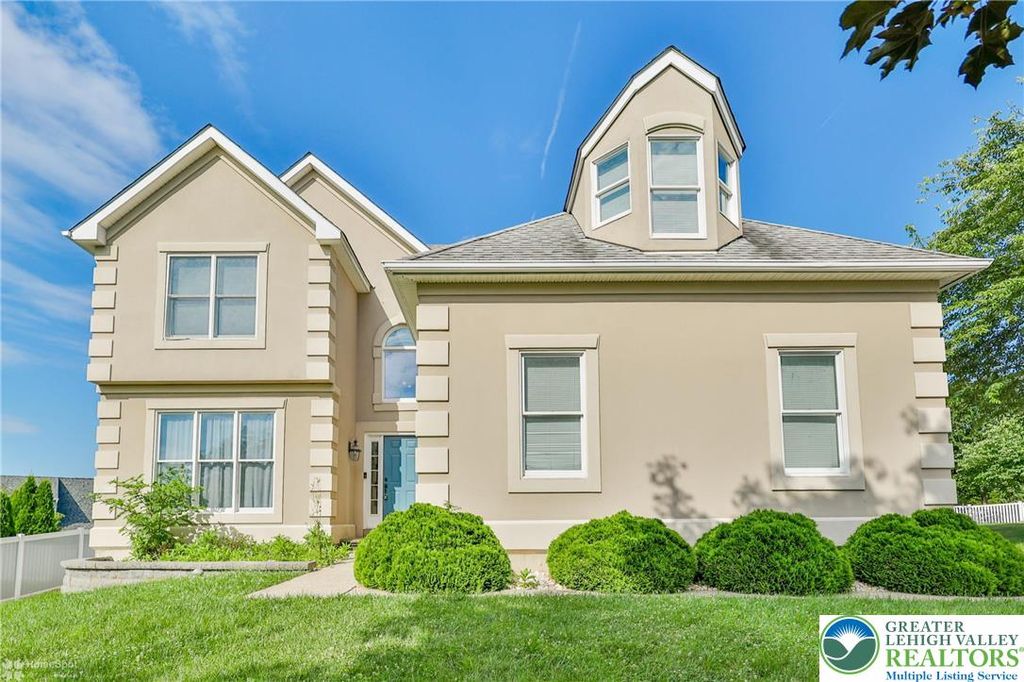1902 Grouse Ct, Easton, PA 18040