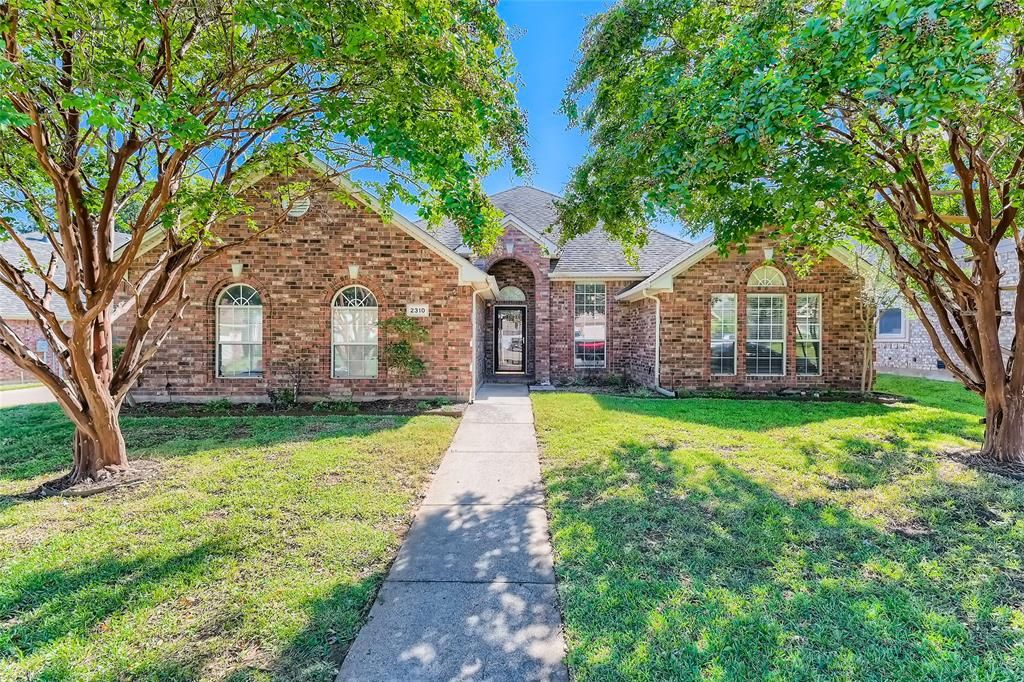 2310 Glenmoor Dr, Arlington, TX 76001